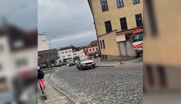 V Uherskom Brode zasahoval policajný pyrotechnik: Nález nebezpečnej látky si vyžiadal evakuáciu celej školy.