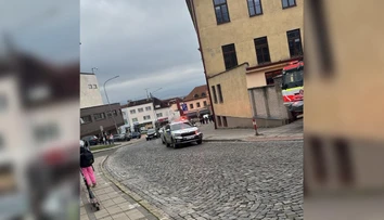 V Uherskom Brode zasahoval policajný pyrotechnik: Nález nebezpečnej látky si vyžiadal evakuáciu celej školy.
