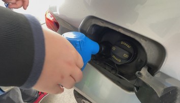 Dôležitá močovina pre diesle sa míňa už aj autoservisom. Po jej výpadku vodiči zrejme začnú improvizovať