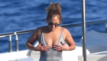 J.Lo dovolenkuje na jachte. Jej bradavky boli poriadne v pozore