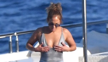 J.Lo dovolenkuje na jachte. Jej bradavky boli poriadne v pozore