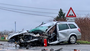 Čelná zrážka na strednom Slovensku. Kamión ostal mimo cesty, auto prišlo o prednú časť