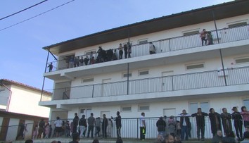 Slzy dojatia a slová vďaky. Boli sme v rómskej osade pri odovzdávaní nájomných bytov