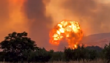 Mohutné výbuchy pri požiaroch v Grécku. Plamene zasiahli aj muničný sklad