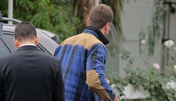 Údajne znásilňoval ženu celé hodiny. Herec nastúpil do liečebne