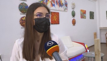 Pred rokmi záhadne ochrnula na Cypre, teraz sa jej splnil sen. Miškine obrazy vystavujú v Nových Zámkoch