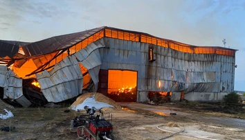 Rozsiahly požiar sa stále nepodarilo uhasiť. Hasiči bojujú s plameňmi už druhý deň