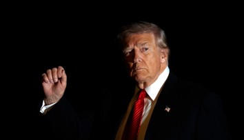 Európa zvažuje použitie „ekonomickej bazuky“. Trumpove clá sú otvorené vydieranie, tvrdí odborník