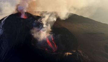 Etna naďalej komplikuje dovolenky na Sicílii. Rušia stovky letov