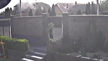 VIDEO: Exkluzívne zábery výbuchu domu pri Košiciach. Explózia vyrazila strešné okno, ulicou sa ozval ohlušujúci tresk