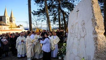 Od tragédie, ktorá otriasla Slovenskom, prešli dva roky. Na Spiši požehnali pamätník trom dievčatám