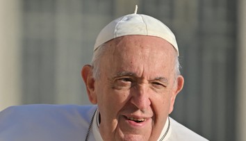 Pápežov stav sa mierne zlepšil, prežil pokojnú noc. Stále však nie je z najhoršieho vonku