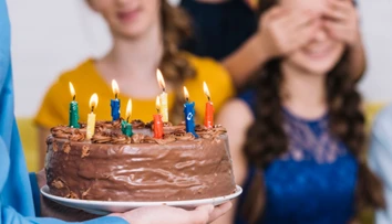 Prečo na narodeninovej torte sfukujeme sviečky? Tradícia má prekvapivo dlhú históriu