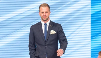 Známy markizák v úlohe modela. Reakcia jeho manželky vás pobaví