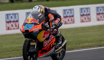 VIDEO: Hrozivá nehoda na pretekoch Moto3. Mladý Švajčiar je vo veľmi vážnom stave, údajne prekonal zástavu srdca