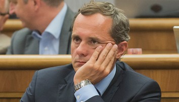 Procházka sa vzdáva mandátu a končí aj vo vlastnej strane