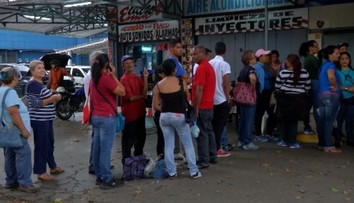 Ľudia vo Venezuele nemajú, čo jesť a búria sa. Prezident sa im vyhráža zavretím