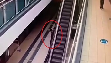 Obrovské nešťastie. Dieťa zachytené o zábradlie eskalátora spadlo z výšky niekoľkých metrov