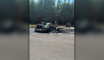 Tragická zrážka auta a motorky pri Malackách. Vypukol požiar, jeden človek zahynul