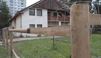 Majiteľ domu si na martinskom sídlisku oplotil veľký kus pozemku. Susedia prišli o trávnatú plochu