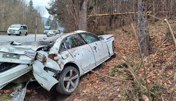 Hrozivá nehoda na Orave. Muž so ženou skončili po tvrdom náraze do stromu v nemocnici