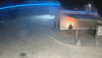 Prišiel, podpálil kôš na benzínke a odišiel. Vystopovali sme pomaly chodiaceho muža so zapaľovačom