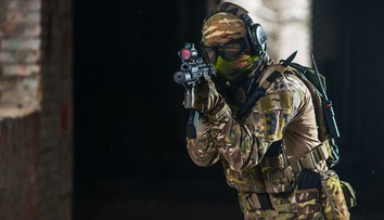 Navrhli obviniť mladíkov, ktorí strieľali z auta. Je medzi nimi aj starostov syn