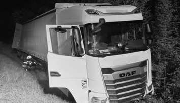 Smrteľná nehoda na juhu Slovenska. Vodič kamióna neprežil, skončil v priekope