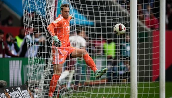 VIDEO: Fatálna chyba Neuera priniesla najrýchlejší gól v histórii Bundesligy. Sauer oslavuje víťazstvo