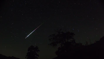 Prelet bolidu na juhu Slovenska zrejme skončil pádom meteoritov. Zverejnili približnú lokalitu