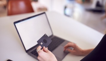 Pozor pri nákupe darčekov. Na internete sa to hemží rizikovými e-shopmi a podvodnými stránkami (zoznam)