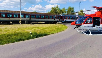 Vlak sa zrazil s autom plným ľudí: Medzi zranenými sú aj deti