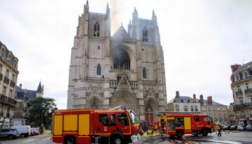 Vo Francúzsku vypočúvajú muža v súvislosti s požiarom v katedrále v Nantes