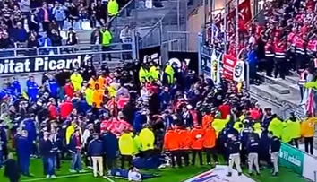 VIDEO: Pod fanúšikmi sa prelomilo zábradlie, piati ľudia sú vážne zranení