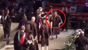 Chcel zažiariť, no takmer sa dolámal. Nepodarené salto z promócie je hitom internetu