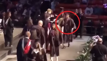 Chcel zažiariť, no takmer sa dolámal. Nepodarené salto z promócie je hitom internetu