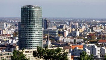 Tvrdí, že má platné oprávnenie. NBS upozorňuje, že na Slovensku tieto služby poskytovať nesmie