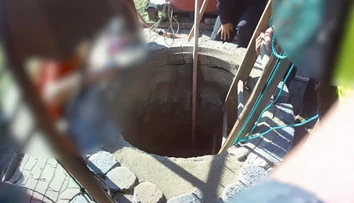 VIDEO: Dramatická záchrana seniorky. Susedia začuli slabé volanie o pomoc, našli ju v hlbokej studni