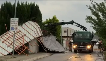 FOTO a VIDEO: Silná búrka pustošila Bratislavu. Poškodila domy a ploty, popadali desiatky stromov