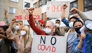 Lekári antivaxeri si zorganizovali summit. Rozniesli medzi sebou koronavírus