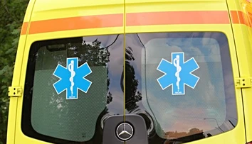 Hororová nehoda pri Galante: Sanitka s pacientmi narazila do stromu. Policajtov šokovalo, čo zistili