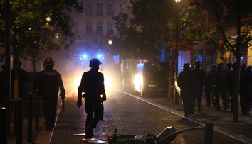 Výtržníci počas piatej noci nepokojov vo Francúzsku zaútočili na dom starostu, násilie však kleslo