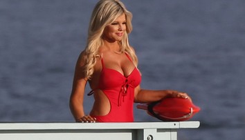 Kočka aj v 49: Ikona z Baywatchu pózovala v červených plavkách po 20 rokoch