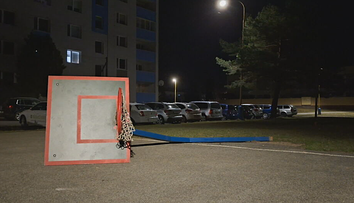 Chcel si len zahádzať na kôš, z ihriska ho viezli do nemocnice. Po smeči na mladíka spadla celá konštrukcia