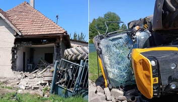 Dopravná nehoda v Trenčianskom kraji: Do rodinného domu nabúral traktor, vchod ostal úplne zdemolovaný