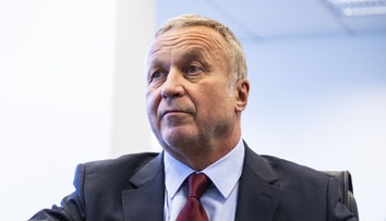 Premiér ho na tlačovkách vyzliekal z talára, minister podal disciplinárku. Súd ho funkcie nezbavil, Kliment hovorí o zneužití moci