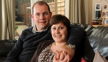 Zomrela na rakovinu, no manželovi aj po smrti posiela na narodeniny pohľadnice