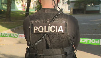 Dobodaný policajt sa po streľbe v Dúbravke zotavuje, chcú ho povýšiť. Z osudnej noci si pamätá všetko