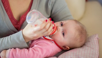V dojčenskej výžive objavili nebezpečný toxín. Spôsobuje vracanie, hnačku a kŕče v bruchu