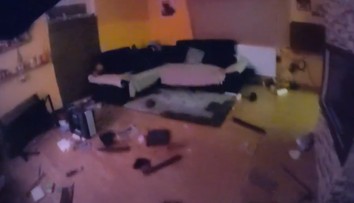 „Vystrieľam vás,“ kričal a išiel si po zbraň. Agresívny otec ohrozoval svoje deti a manželku